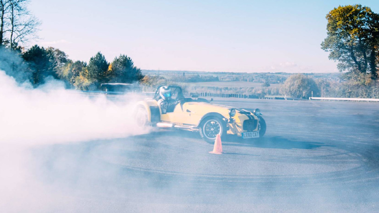 Πόσα donuts μπορεί να κάνει ένας οδηγός σε 1 λεπτό;